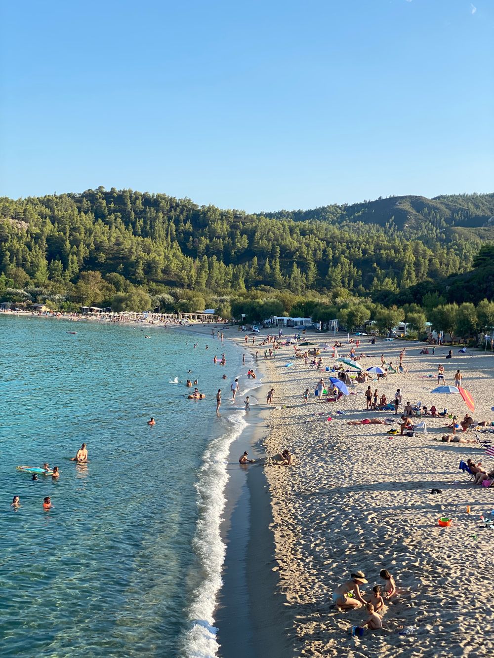Plajă cu nisip și apă limpede în Thassos