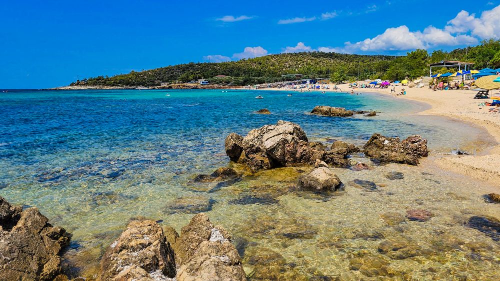 Plajă cu apă limpede în Thassos